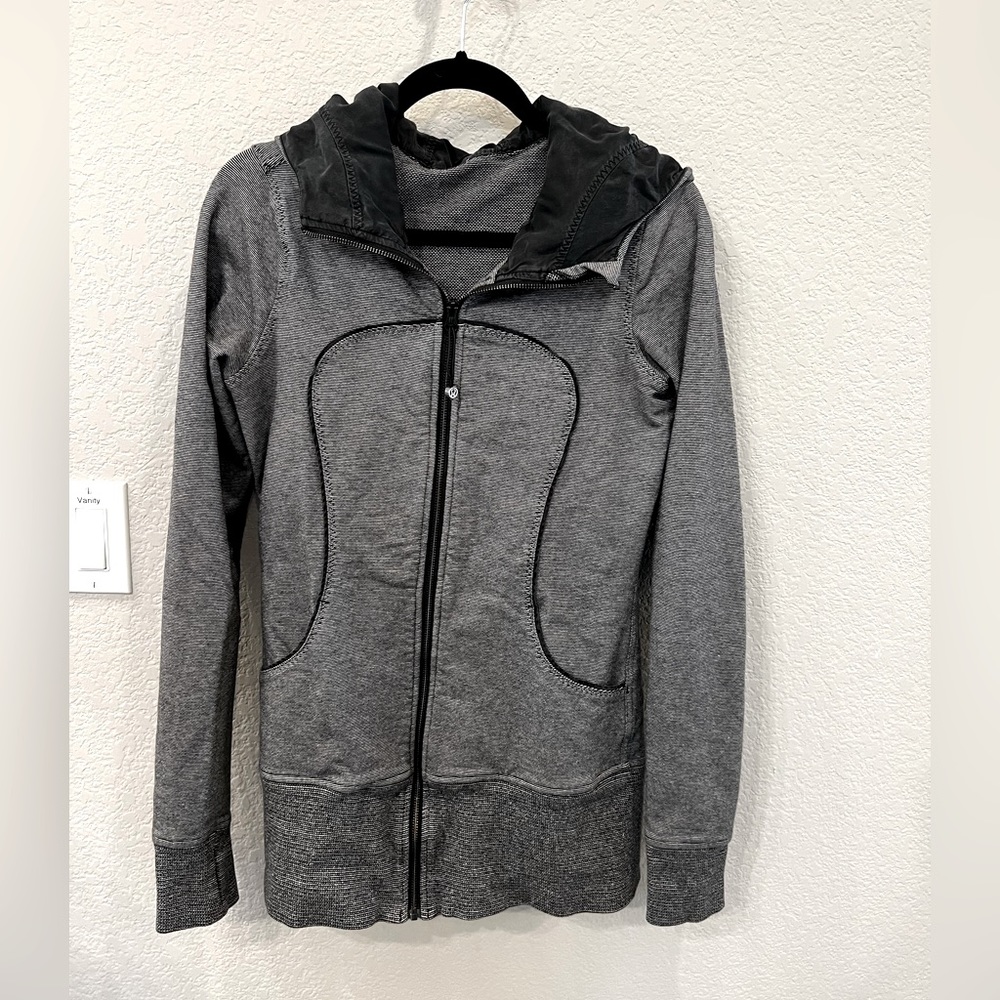 Cute Lululemon sweatshirt, size 8, like new